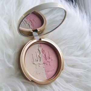 Too Faced candlelight highlighter in rosy glow